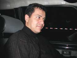 Eu dirigindo de volta a São Paulo na Via Dutra em junho de 2002.