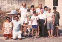Da esquerda para a direita: tia Maria, tio Silvestre +, Taís, Carlinhos, Marli, Carlos - Baixo ( ainda de colo ), meu irmão Marcos, meu pai Manoel, Dona Ana +, minha mãe Maria, Dona Alice e meu irmão Fábio