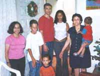 Da esquerda para a direita: prima Rosangela, primo Bruno, primo Marcelo e esposa, tia Maria e Wallace ( no colo ). A criança abaixo não sei quem era.