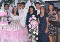 Da esquerda para a direita: tio Rosalvo, prima Luzimar, primo Augusto, Osvaldo ( marido da Luzimar ), tia Eugênia, primo Vanderley, prima Luzineide e prima Luzimar.