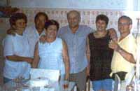 Da esquerda para a direita: tia Ana, tio Jacó, minha mãe e meu pai, tia Ana e tio Zezinho.